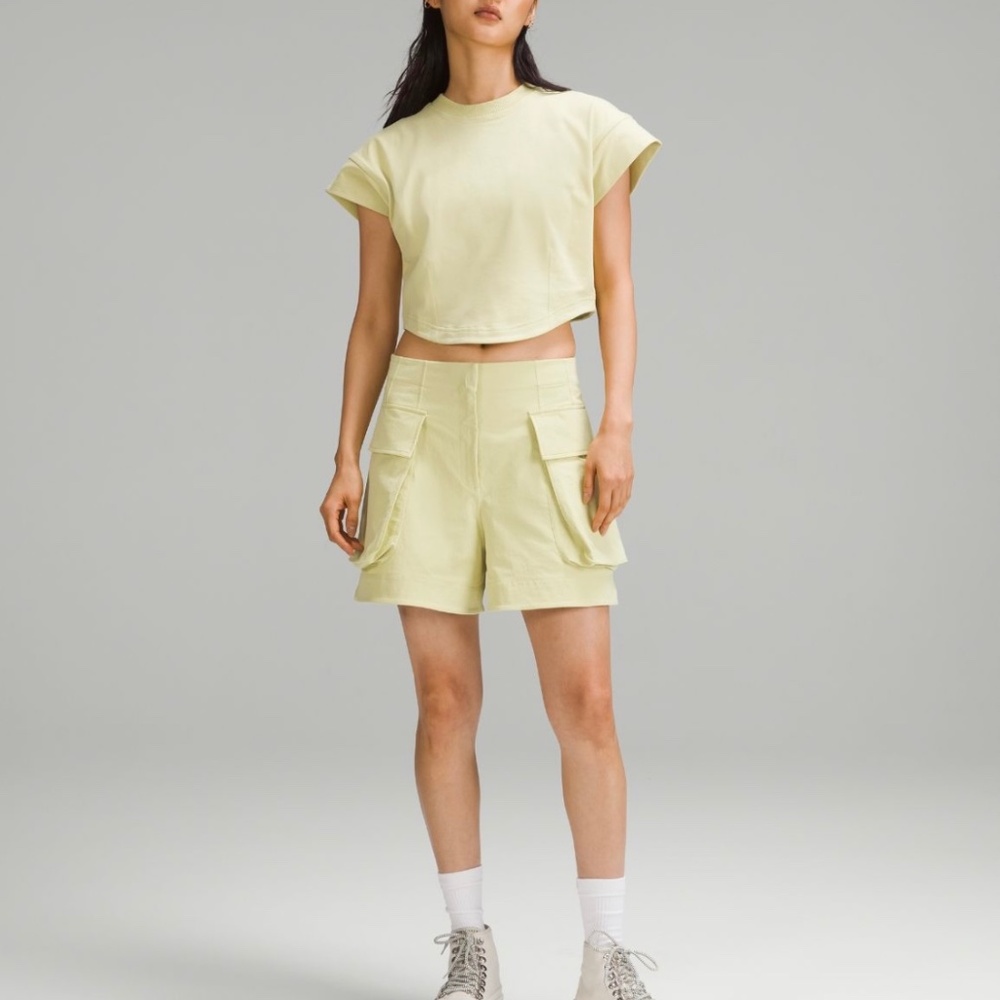 Relaxed fit super high rise cargo short 4” Size 4